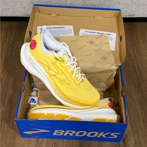 Brooks Run Disney Glycerin 23 Belle Yellow and White